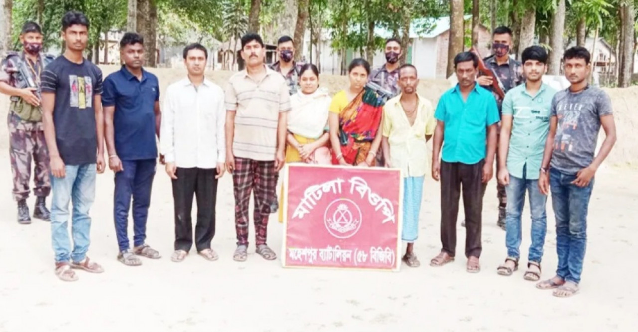 মহেশপুর সীমান্তে অবৈধভাবে ভারত থেকে বাংলাদেশে প্রবেশকালে আটক ১১ জন